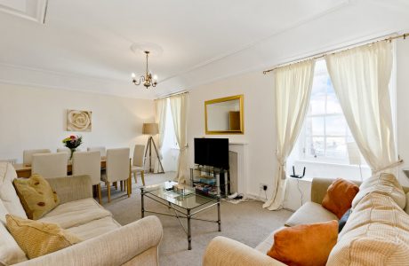 4-bedroom Edinburgh holiday apartment located near Edinburgh Playhouse and OMNi Centre