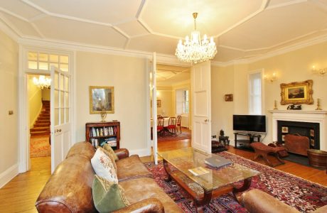 Luxury Holiday Apartment in Edinburgh - Ramsay Garden Heritage Apartment living room