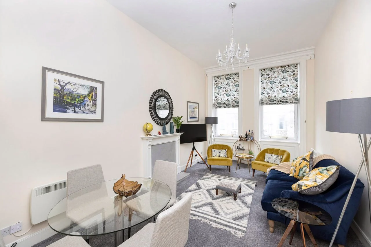 Edinburgh Holiday Apartment at North Bridge near Royal Mile
