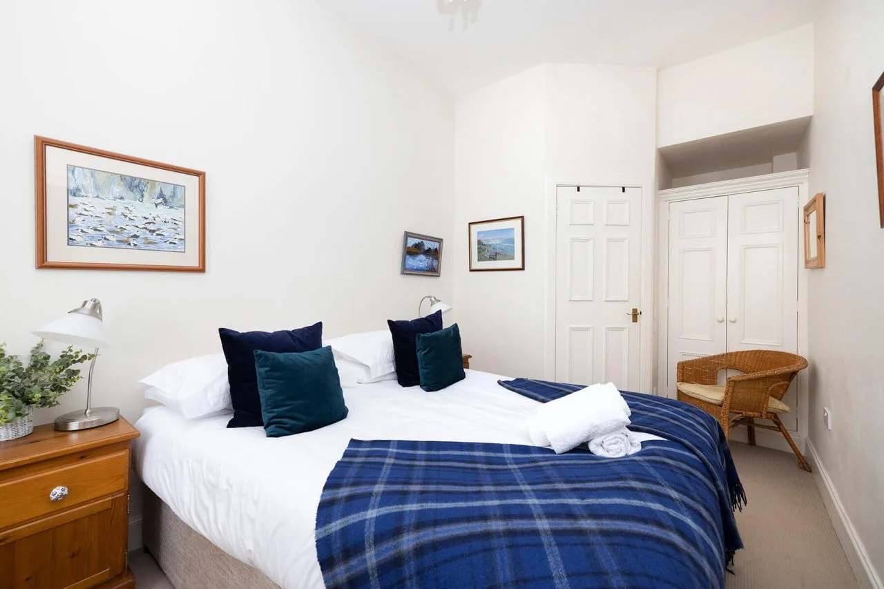 Double bed at Dundas Apartment