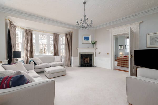 Luxury 4-bedroom Edinburgh Holiday Accomodation next to Castle - Ramsay Garden Luxury Retreat